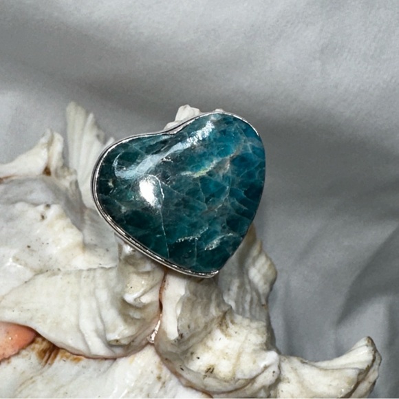 Artisan crafted Apatit gemstone heart vintage ring - Picture 7 of 11